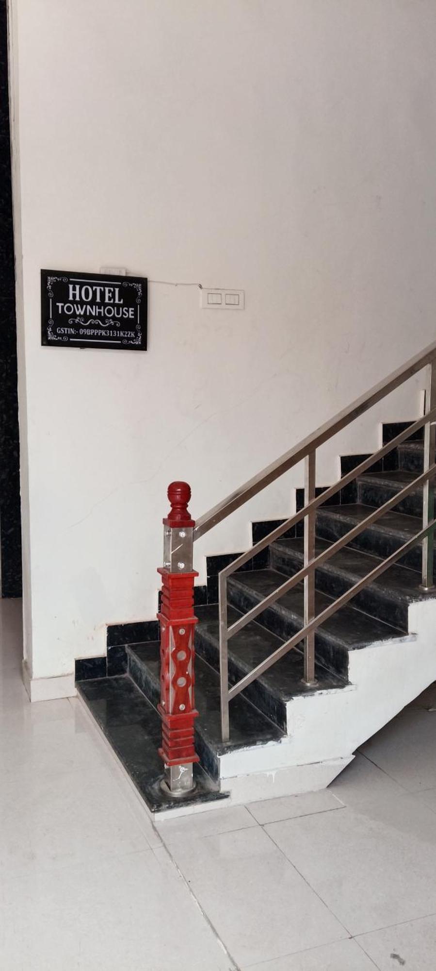 Hotel Blue Heaven Oyotownhouse Газиабад Экстерьер фото